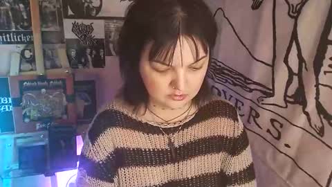Snapshot of 80s_brat chatting on October 19, 12:59 am Ivy online show from October 19, 12:59 am
