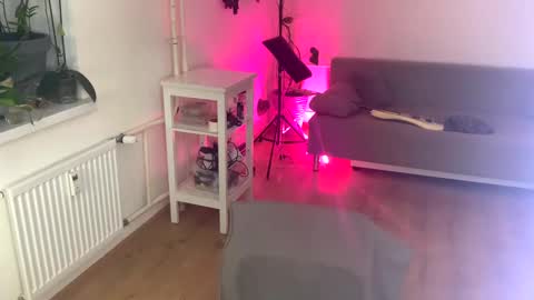 Snapshot of 80s_brat chatting on January 15, 3:39 pm Ivy online show from January 15, 3:39 pm