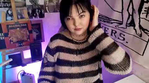 Snapshot of 80s_brat chatting on October 4, 2:09 am Ivy online show from October 4, 2:09 am