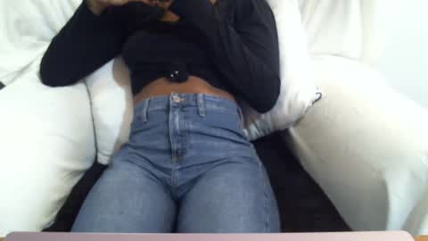 Snapshot of _bunny_b chatting on March 10, 10:07 am _bunny_b online show from March 10, 10:07 am