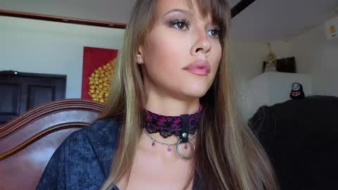 Snapshot of _demi_dee_ chatting on March 4, 8:35 am DemiDee online show from March 4, 8:35 am