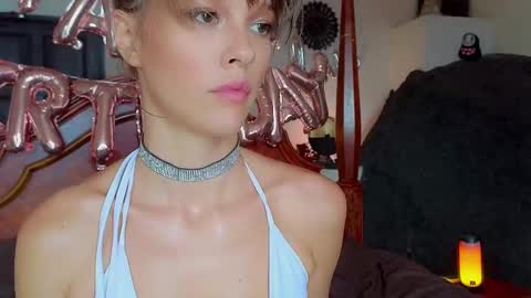 Snapshot of _demi_dee_ chatting on February 23, 9:00 am DemiDee online show from February 23, 9:00 am