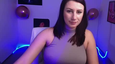 Snapshot of _emma_lay chatting on February 15, 4:01 pm Emma online show from February 15, 4:01 pm