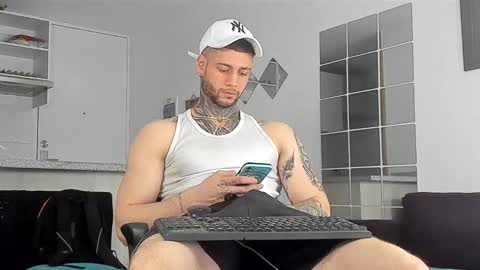 Snapshot of _jamesleandros chatting on December 23, 2:39 pm jeison online show from December 23, 2:39 pm