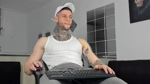 Snapshot of _jamesleandros chatting on December 29, 2:38 am jeison online show from December 29, 2:38 am