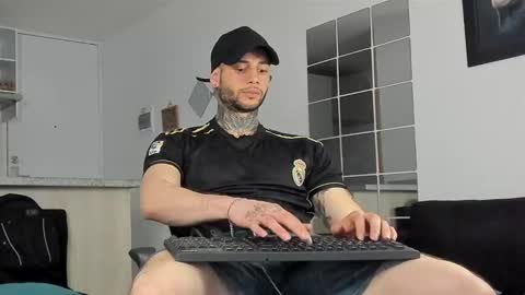 Snapshot of _jamesleandros chatting on January 5, 9:03 pm jeison online show from January 5, 9:03 pm
