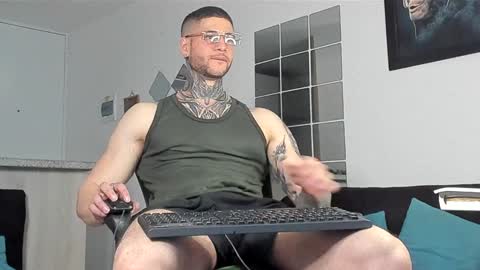 Snapshot of _jamesleandros chatting on January 24, 11:56 pm jeison online show from January 24, 11:56 pm