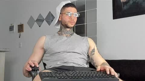 Snapshot of _jamesleandros chatting on February 3, 10:00 pm jeison online show from February 3, 10:00 pm