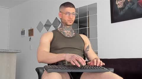 Snapshot of _jamesleandros chatting on February 4, 7:55 pm jeison online show from February 4, 7:55 pm