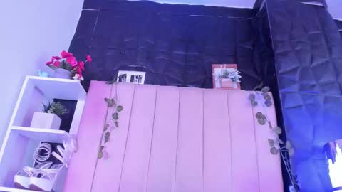 Mia online show from February 4, 4:44 pm