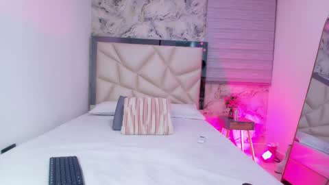 Kendall online show from April 22, 3:02 am