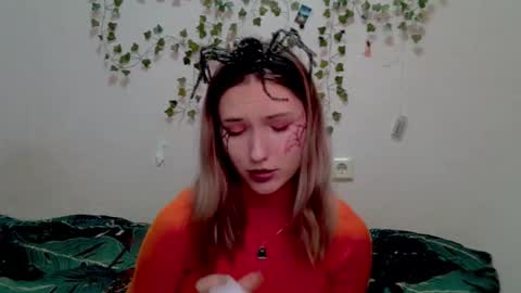 _kikiclark_ online show from October 31, 7:47 pm