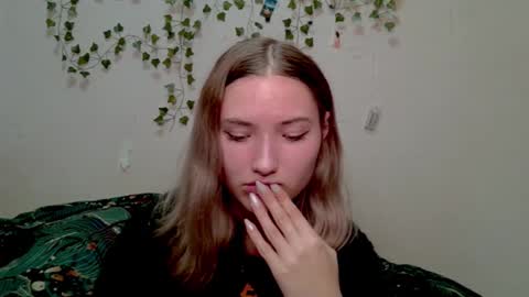 _kikiclark_ online show from October 29, 9:15 pm