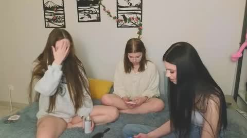 Snapshot of _kirieshka chatting on March 12, 1:40 pm Molly Emily online show from March 12, 1:40 pm