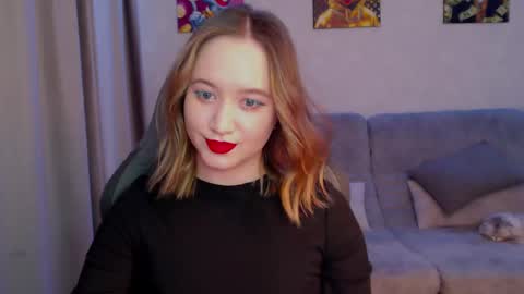 _lalune_ online show from March 4, 11:08 am