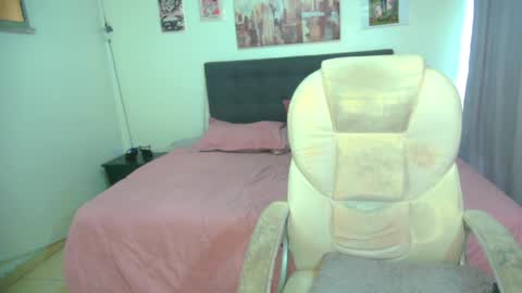 _melliissa_ online show from April 1, 7:33 pm