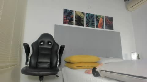 _molly_rosse_ online show from April 14, 12:30 pm