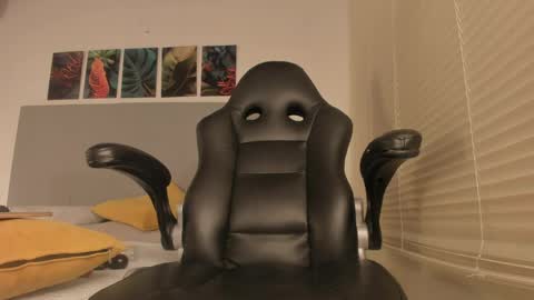 _molly_rosse_ online show from April 8, 12:30 pm