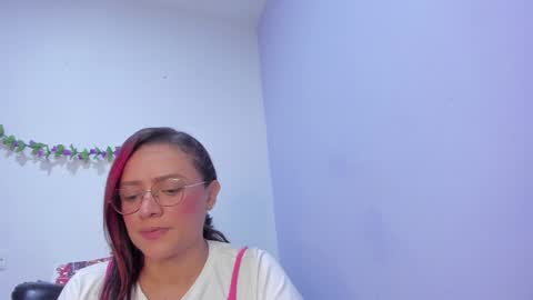 Snapshot of _nicollee chatting on February 8, 12:50 pm juliana online show from February 8, 12:50 pm