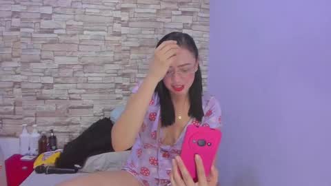 Snapshot of _nicollee chatting on September 16, 12:23 am juliana online show from September 16, 12:23 am