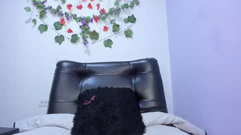 Snapshot of _nicollee chatting on February 15, 9:05 am juliana online show from February 15, 9:05 am