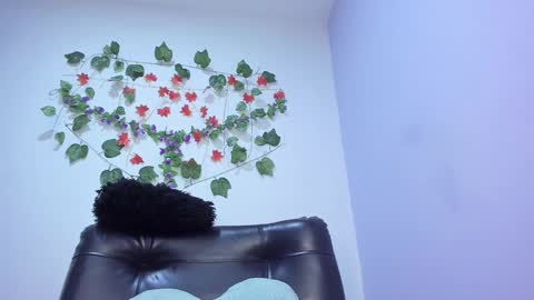 Snapshot of _nicollee chatting on February 13, 8:59 am juliana online show from February 13, 8:59 am