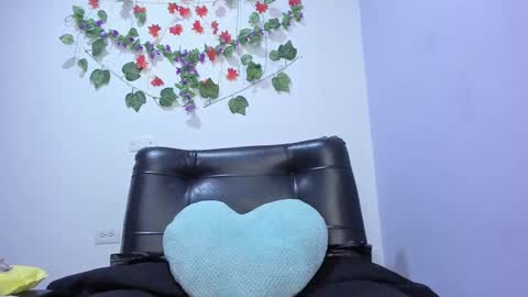 Snapshot of _nicollee chatting on February 18, 8:59 am juliana online show from February 18, 8:59 am