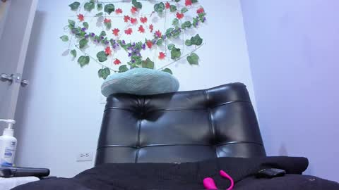 Snapshot of _nicollee chatting on February 20, 9:11 am juliana online show from February 20, 9:11 am