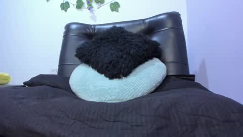 Snapshot of _nicollee chatting on February 14, 9:03 am juliana online show from February 14, 9:03 am