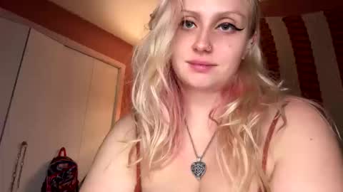 Snapshot of _peaceoutgirlscout_ chatting on October 13, 12:12 am _peaceoutgirlscout_ online show from October 13, 12:12 am