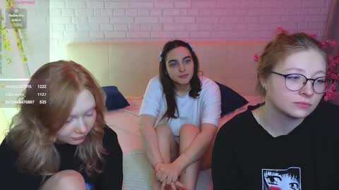 Snapshot of _ramune_ chatting on February 17, 11:44 am Merlizz Eva Jane Mila Nicole left to right online show from February 17, 11:44 am