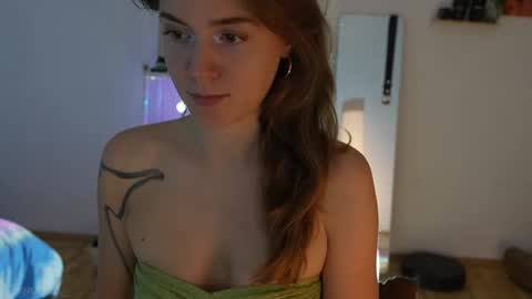 Snapshot of _sensualia_ chatting on September 20, 6:33 pm Lia online show from September 20, 6:33 pm