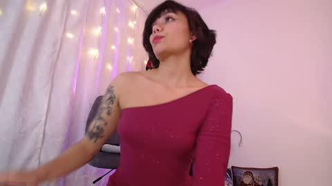 Snapshot of _sensualkitten_ chatting on January 1, 9:39 am Laura online show from January 1, 9:39 am