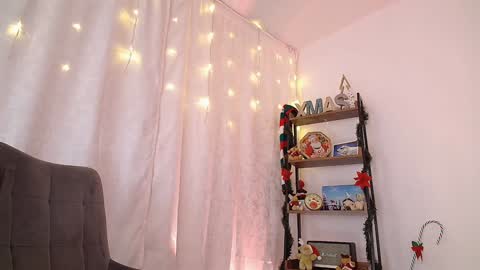 Snapshot of _sensualkitten_ chatting on January 4, 9:43 am Laura online show from January 4, 9:43 am