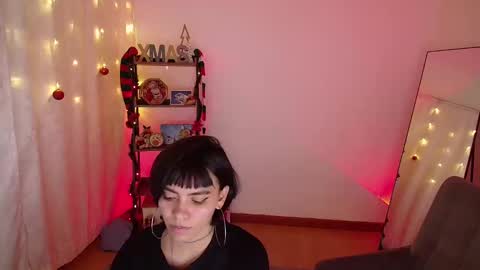 Snapshot of _sensualkitten_ chatting on December 6, 2:08 am Laura online show from December 6, 2:08 am