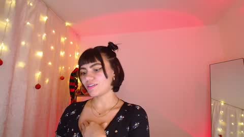 Snapshot of _sensualkitten_ chatting on December 15, 9:03 am Laura online show from December 15, 9:03 am