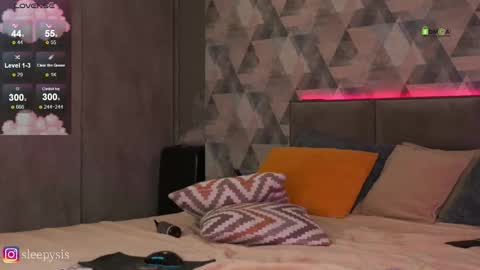 Snapshot of _sleepysis_ chatting on October 9, 4:01 pm Ann online show from October 9, 4:01 pm