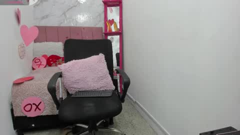 Snapshot of _tinny_hot chatting on February 19, 2:22 pm tinny online show from February 19, 2:22 pm