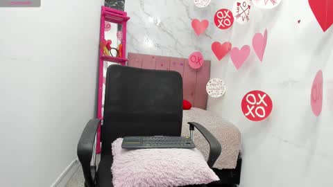 Snapshot of _tinny_hot chatting on February 14, 2:23 pm tinny online show from February 14, 2:23 pm