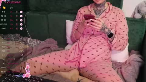 Snapshot of _viv1an_ chatting on February 9, 8:13 pm Alis online show from February 9, 8:13 pm