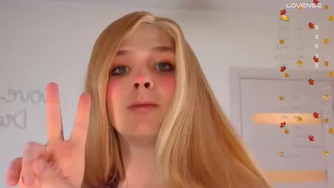 LITTLE FOX online show from October 31, 3:23 pm