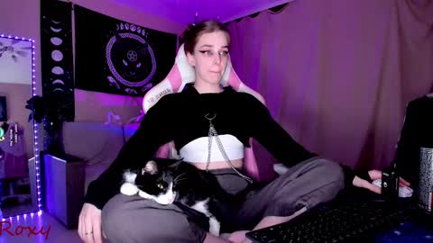 Snapshot of _yourwetdreams_ chatting on February 17, 6:39 pm Roxy online show from February 17, 6:39 pm