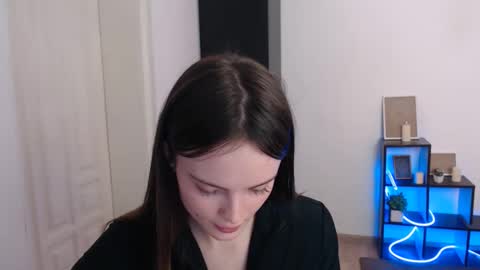 a_ariella_ online show from December 3, 3:13 pm