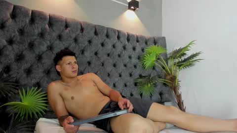 adam_russell2 online show from March 4, 7:27 am