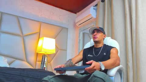Snapshot of adrian_rae chatting on February 27, 11:28 am online show from February 27, 11:28 am