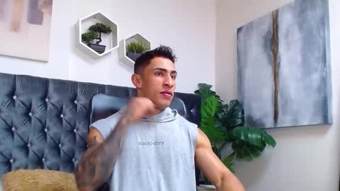 Snapshot of adrian_rae chatting on October 1, 6:40 pm online show from October 1, 6:40 pm