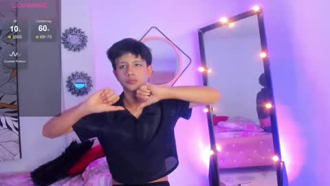 Snapshot of adrien_twink chatting on October 19, 7:40 pm Arien online show from October 19, 7:40 pm