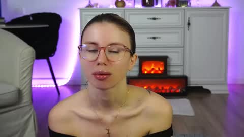 Snapshot of aelia_anara chatting on October 17, 5:22 am Aelia online show from October 17, 5:22 am