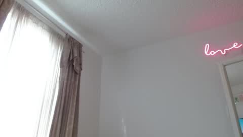 afrodithaa_ online show from December 18, 4:35 pm