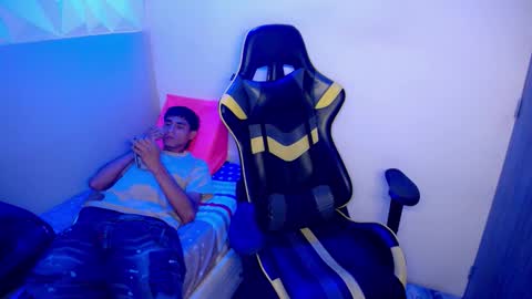 Akyra latin online show from February 21, 5:05 pm